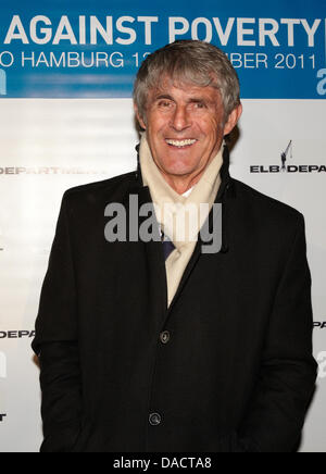 Bora Milutinovic arrive pour l'après match dîner au restaurant Espenlaub après le 'Match contre la pauvreté' match à Hambourg, Allemagne, le 13 décembre 2011. Une sélection de joueurs de football du monde y compris Ronaldo et Zinédine Zidane a joué Hambourg SV avec quelques autres all-stars pour collecter des dons pour le Programme des Nations Unies pour le développement (PNUD) pour l'action humanitaire de l'aide à l'hor Banque D'Images