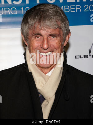 Bora Milutinovic arrive pour l'après match dîner au restaurant Espenlaub après le 'Match contre la pauvreté' match à Hambourg, Allemagne, le 13 décembre 2011. Une sélection de joueurs de football du monde y compris Ronaldo et Zinédine Zidane a joué Hambourg SV avec quelques autres all-stars pour collecter des dons pour le Programme des Nations Unies pour le développement (PNUD) pour l'action humanitaire de l'aide à l'hor Banque D'Images