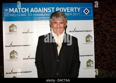 Bora Milutinovic arrive pour l'après match dîner au restaurant Espenlaub après le 'Match contre la pauvreté' match à Hambourg, Allemagne, le 13 décembre 2011. Une sélection de joueurs de football du monde y compris Ronaldo et Zinédine Zidane a joué Hambourg SV avec quelques autres all-stars pour collecter des dons pour le Programme des Nations Unies pour le développement (PNUD) pour l'action humanitaire de l'aide à l'hor Banque D'Images