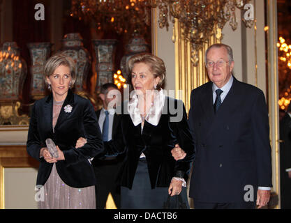 La Reine Paola (C), le roi Albert de Belgique et la Princesse Astrid assister au concert de Noël dans le palais royal de Bruxelles, le 14 décembre 2011. Le Philharmonia Orchestra effectuées pendant le concert. Photo : Albert Nieboer / Pays-Bas OUT Banque D'Images