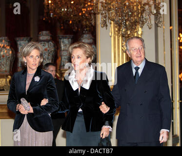 La Reine Paola (C), le roi Albert de Belgique et la Princesse Astrid assister au concert de Noël dans le palais royal de Bruxelles, le 14 décembre 2011. Le Philharmonia Orchestra effectuées pendant le concert. Photo : Albert Nieboer / Pays-Bas OUT Banque D'Images