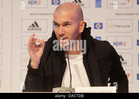 Ancien joueur de soccer national Français Zinedine Zidane parle lors d'une conférence de presse à Hambourg, Allemagne, le 13 décembre 2011. Un groupe d'anciens professionnels du football international face à une équipe de la Bundesliga club Hambourg SV pour le bénéfice match 'Match contre la pauvreté' à l'Imtech Arena de Hambourg. Photo : Malte Chrétiens Banque D'Images