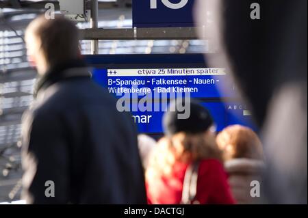 Une destination Conseil communique aux passagers sur l'interruption du trafic ferroviaire dans la gare centrale de Berlin, Allemagne, 15 décembre 2011. Un problème technique a forcé toutes les circulation urbaine à venir à un arrêt complet dans les zones à Berlin. Photo : Sebastian Kahnert Banque D'Images