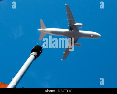 Fichier - une archive photo datée du 31 octobre 2011 montre un avion volant au-dessus d'un microphone pour la mesure du bruit en principal Floersheim près de Francfort, Allemagne. L'initiative des citoyens 'Floersheim e.V :' installé le microphone dans le cadre de theri protester contre le développement de l'aéroport de Francfort et à voir les premiers signes de succès. Un ministre de l'intérieur de Hesse Banque D'Images