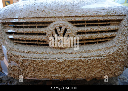 L'emblème d'un VW Tiguan est presque entièrement recouvert de boue sur un site de construction à Calden près de Kassel, Allemagne, 15 décembre 2011. Météo dans les jours à venir sera dominé par les pluies et les tempêtes. Photo : Uwe Zucchi Banque D'Images