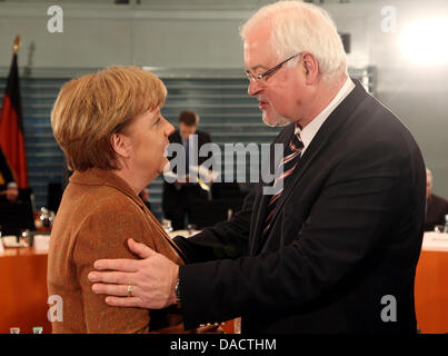 La chancelière allemande, Angela Merkel (CDU), L'entretient avec le Premier Ministre du Schleswig-Holstein Peter Harry Carstensen (CDU) à la Chancellerie fédérale à Berlin, Allemagne, 15 décembre 2011. Avant que les Premiers ministres ont délibéré entre autres sur l'amendement de l'état traité sur le jeu et l'interdiction du NPD lors de la conférence des premières mondiales. Photo : WOLFGANG KUMM Banque D'Images