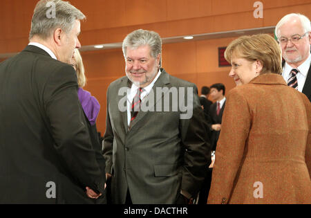 Maire de Berlin, Klaus Wowereit (SPD, L R), Premier Ministre de Rhénanie du Nord-Westphalie Hannelore Kraft (SPD), Premier Ministre de la Rhénanie-Palatinat Kurt Beck (SPD) et le Premier Ministre du Schleswig-Holstein Peter Harry Carstensen (CDU) parler à la Chancelière allemande, Angela Merkel (CDU, 2-R) à la Chancellerie fédérale à Berlin, Allemagne, 15 décembre 2011. Avant que les Premiers ministres ont délibéré entre autres Banque D'Images