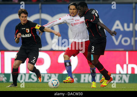 Hambourg, Paolo Guerrero (C) convoite la la balle avec l'Augsbourg Paul Verhaegh (L) et Gibril Sankoh au cours de la Bundesliga match entre le Hamburger SV et le FC Augsburg Imtech Arena de Hambourg, Allemagne, 17 décembre 2011. Photo : MALTE chrétiens (ATTENTION : EMBARGO SUR LES CONDITIONS ! Le LDF permet la poursuite de l'utilisation des images dans l'IPTV, les services mobiles et autres nouvelles techno Banque D'Images