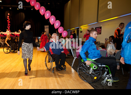 Les concurrents du Grand Prix de la Compétition Internationale de Danse Sportive 2013, Wythenshawe Forum, Manchester Banque D'Images