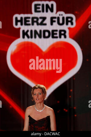 L'actrice allemande Maria Furtwaengler donne un discours lors de la 'Ein Herz für Kinder" (Un coeur pour les enfants) TV téléthon Charité à Berlin, le 17 décembre 2011. Photo : Tobias Schwarz dpa Banque D'Images