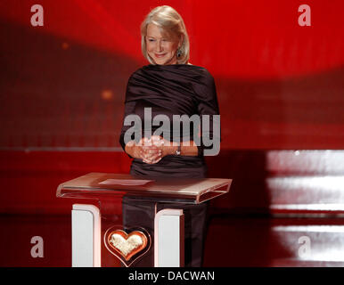 Dame Helen Mirren actrice britannique fait un discours au cours de la 'Ein Herz für Kinder" (Un coeur pour les enfants) TV téléthon Charité à Berlin, le 17 décembre 2011. Photo : Tobias Schwarz dpa  + + +(c) afp - Bildfunk + + + Banque D'Images