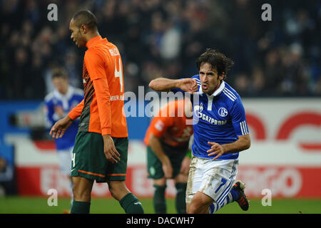 Le Schalke Raul célèbre sa 3-0 but durant le match de football de la Bundesliga entre Schalke 04 et le Werder Brême à la Veltins Arena de Gelsenkirchen, Allemagne, 17 décembre 2011. Photo : Revierfoto Banque D'Images