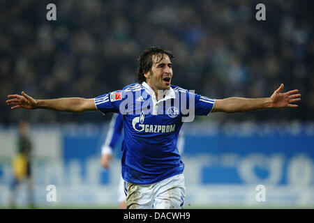 Le Schalke Raul célèbre sa 3-0 but durant le match de football de la Bundesliga entre Schalke 04 et le Werder Brême à la Veltins Arena de Gelsenkirchen, Allemagne, 17 décembre 2011. Photo : Revierfoto Banque D'Images