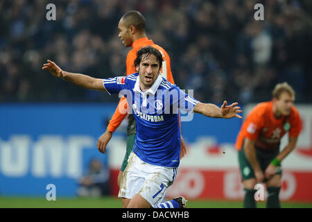 Le Schalke Raul célèbre sa 3-0 but durant le match de football de la Bundesliga entre Schalke 04 et le Werder Brême à la Veltins Arena de Gelsenkirchen, Allemagne, 17 décembre 2011. Photo : Revierfoto Banque D'Images