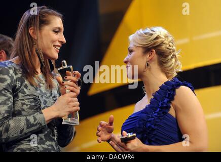 Le biathlète Magdalena Neuner pose à côté de la deuxième place, tennis Andrea Petkovic professionnel (L), à l'athlète de l'année Gala' au Kurhaus de Baden-Baden, Allemagne, 18 décembre 2011. Photo : Patrick Seeger Banque D'Images