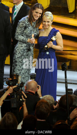 Le biathlète Magdalena Neuner (R) pose à côté de la deuxième place, Andrea Petkovic professionnel de tennis à l'athlète de l'Année 'Gala' au Kurhaus de Baden-Baden, Allemagne, 18 décembre 2011. Photo : Franziska Kraufmann Banque D'Images