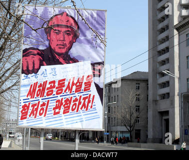 Fichier - une archive photo datée du 02 avril 2011 montre une affichette de propagande de Pyongyang, République populaire démocratique de Corée. Après la mort de le dirigeant nord-coréen Kim Jong-il, Pyongyang a décrit son fils Kim Jong-un comme le "grand successeur" et a encouragé les Coréens du Nord à s'unir derrière lui, la Corée du Nord d'Etat, l'agence de presse KCNA, a rapporté le 19 décembre 2011. Photo : Ulrike John