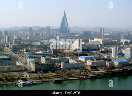 Fichier - une archive photo datée du 02 avril 2011 montre la tour de l'Ryugyong-Hotel et le fleuve Taedong à Pyongyang, République populaire démocratique de Corée. Après la mort de le dirigeant nord-coréen Kim Jong-il, Pyongyang a décrit son fils Kim Jong-un comme le "grand successeur" et a encouragé les Coréens du Nord à s'unir derrière lui, la Corée du Nord d'Etat, l'agence de presse KCNA, a rapporté le 19 décembre 2011. Photo : Ul Banque D'Images