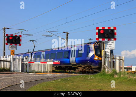 Des panneaux d'avertissement. feux de circulation et d'urgence téléphone à côté d'un passage à niveau, près d'Irvine, Ayrshire, Scotland Banque D'Images