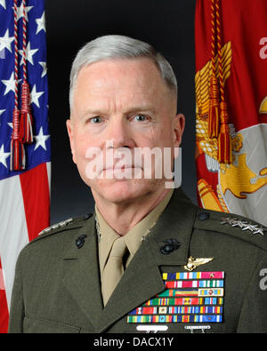 Portrait officiel, à découvert, de la 35e Commandant du Corps des Marines, le général James F. Amos. Amos est le premier aviateur dans l'histoire du Corps des marines d'être sélectionné pour le poste, et le premier commandant adjoint d'être promu au poste de plus de 20 ans..Le 22 octobre 2010, le général James F. Amos a assumé les fonctions de commandant de la Marine Corps. Diplômé de t Banque D'Images