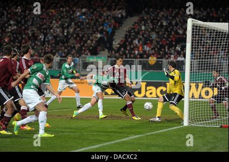 Le gardien Raphael Schaefer (R) et son coéquipier Timothy Chandler ne peut empêcher l'objectif de 0-1 par Fuerth's Edgar Prib au cours de la Fédération allemande de football (DFB) Football Coupe du match de huitièmes de finale, à l'avant du Stade easyCredit à Nuremberg, Allemagne, le 20 décembre 2011. Photo : DAVID EBENER (ATTENTION : La DFB interdit l'utilisation et la publication de seque Banque D'Images