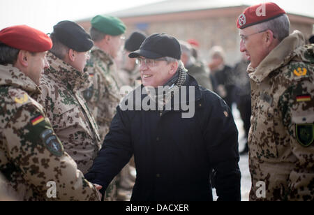 Le ministre allemand de la Défense Thomas de Maizière (CDU) parle de soldats au camp de base des forces armées allemandes à Mazar-i-Sharif, en Afghanistan, le 21 décembre 2011. Hes est accompagné par le commandant de la Force internationale d'assistance à la sécurité (FIAS) dans le Nord de l'Afghanistan Markus Kneip (R). De Maizière est sur une journée de visite en Afghanistan. Photo : MICHAEL KAPPELER Banque D'Images