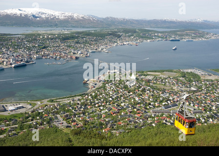 Tromso, vu depuis le mont Storsteinen, dans le nord de la Norvège, Scandinavie, Europe Banque D'Images