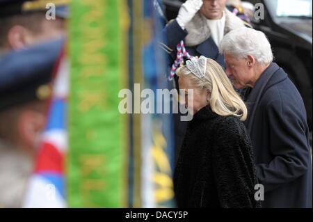 Le ministre des Affaires étrangères américain Hillary Clinton et son mari, l'ancien Président des États-Unis Bill Clinton, arriver à le service funèbre pour l'ancien président tchèque Vaclav Havel à la cathédrale Saint-Guy de Prague, en République tchèque, le 23 décembre 2011. Havel est décédée le 18 décembre 2011 âgé de 75 ans. Photo : DAVID EBENER Banque D'Images