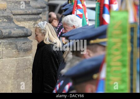 Le ministre des Affaires étrangères américain Hillary Clinton et son mari, l'ancien Président des États-Unis Bill Clinton, arriver à le service funèbre pour l'ancien président tchèque Vaclav Havel à la cathédrale Saint-Guy de Prague, en République tchèque, le 23 décembre 2011. Havel est décédée le 18 décembre 2011 âgé de 75 ans. Photo : DAVID EBENER Banque D'Images