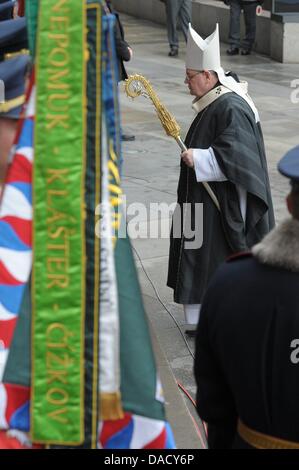 L'archevêque de Prague Dominik Duka arrive pour le service funèbre pour l'ancien président tchèque Vaclav Havel à la cathédrale Saint-Guy de Prague, en République tchèque, le 23 décembre 2011. Havel est décédée le 18 décembre 2011 âgé de 75 ans. Photo : DAVID EBENER Banque D'Images