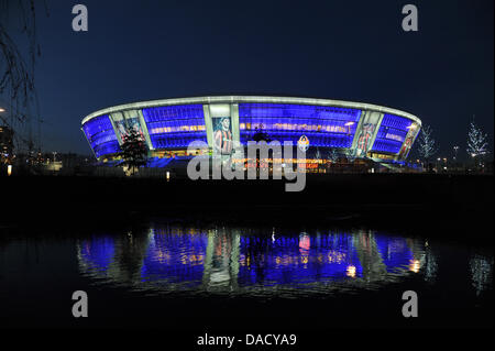 Le Donbas Arena est allumé et se reflètent dans l'eau de Donezk, Ukraine, le 13 décembre 2011. Le stade est le terrain de jeu de soccer club Schachtar Donezk et sera l'hôte de la coupe d'Europe de football de l'UEFA en 2012. Photo : Jens Kalaene Banque D'Images