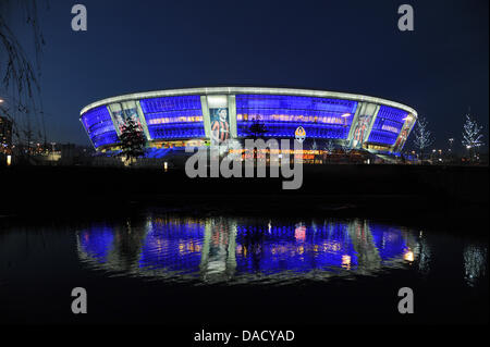 Le Donbas Arena est allumé et se reflètent dans l'eau de Donezk, Ukraine, le 13 décembre 2011. Le stade est le terrain de jeu de soccer club Schachtar Donezk et sera l'hôte de la coupe d'Europe de football de l'UEFA en 2012. Photo : Jens Kalaene Banque D'Images