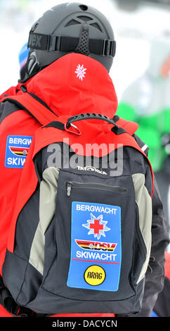 Les membres d'un service de secours en montagne de la Croix-Rouge allemande (DRK) sont illustrés au cours d'un exercice de sauvetage à une pente de ski à Oberwiesenthal, Allemagne, le 19 décembre 2011. Le service de sauvetage en montagne fait face à quelque 550 opérations de sauvetage par saison. Les skieurs et planchistes surtout besoin de l'aide du service. Photo : Hendrik Schmidt Banque D'Images