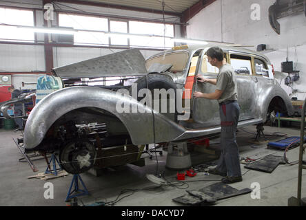 Mécanicien automobile Peter Spillner travaille sur la caisse d'une Mercedes-Benz 770 de 1941 dans son atelier de Glienick, Allemagne, 23 novembre 2011. La société est spécialisée dans la restauration de véhicules historcial. Photo : Nestor Bachmann Banque D'Images