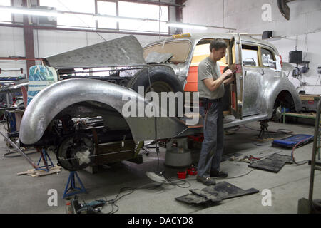 Mécanicien automobile Peter Spillner travaille sur la caisse d'une Mercedes-Benz 770 de 1941 dans son atelier de Glienick, Allemagne, 23 novembre 2011. La société est spécialisée dans la restauration de véhicules historcial. Photo : Nestor Bachmann Banque D'Images