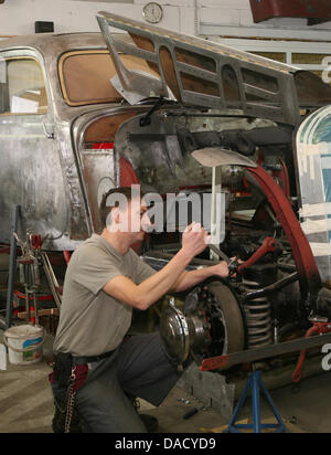 Mécanicien automobile Peter Spillner travaille sur la caisse d'une Mercedes-Benz 770 de 1941 dans son atelier de Glienick, Allemagne, 23 novembre 2011. La société est spécialisée dans la restauration de véhicules historcial. Photo : Nestor Bachmann Banque D'Images