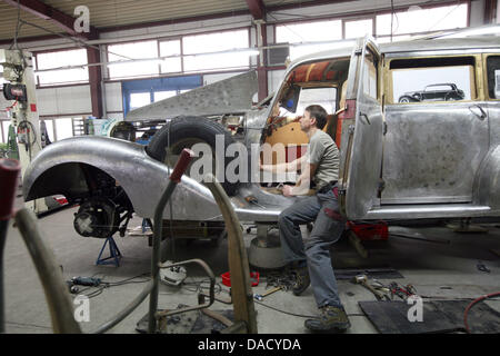 Mécanicien automobile Peter Spillner travaille sur la caisse d'une Mercedes-Benz 770 de 1941 dans son atelier de Glienick, Allemagne, 23 novembre 2011. La société est spécialisée dans la restauration de véhicules historcial. Photo : Nestor Bachmann Banque D'Images
