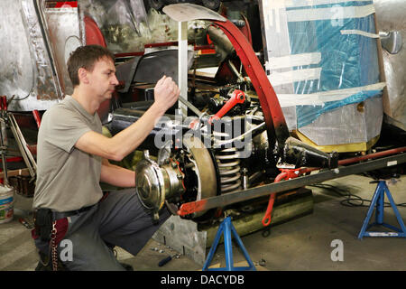 Mécanicien automobile Peter Spillner travaille sur la caisse d'une Mercedes-Benz 770 de 1941 dans son atelier de Glienick, Allemagne, 23 novembre 2011. La société est spécialisée dans la restauration de véhicules historcial. Photo : Nestor Bachmann Banque D'Images