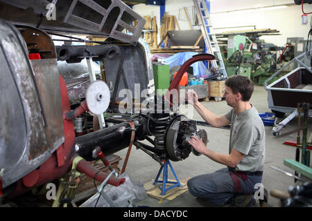 Mécanicien automobile Peter Spillner travaille sur la caisse d'une Mercedes-Benz 770 de 1941 dans son atelier de Glienick, Allemagne, 23 novembre 2011. La société est spécialisée dans la restauration de véhicules historcial. Photo : Nestor Bachmann Banque D'Images