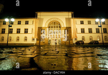 (Afp) - Un fichier photo datée du 25 novembre 2007 présente le musée allemand du cuir d'Offenbach, Allemagne. Comme l'un des rares musées d'arts appliqués, le musée allemand du cuir recherche sur les sources d'objets le musée acheté pendant le régime nazi. Photo : Frank May Banque D'Images