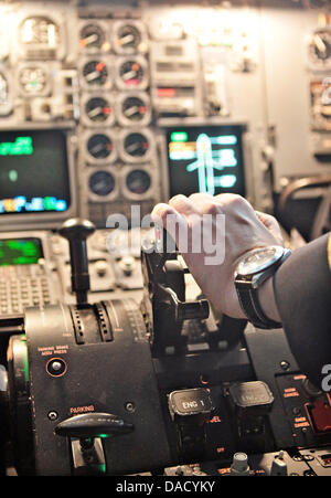 Le pilote pousse un levier de poussée dans un cockpit d'un Airbus 300-600 converti à Leipzig, Allemagne, 15 novembre 2011. Photo : Jan Woitas Banque D'Images