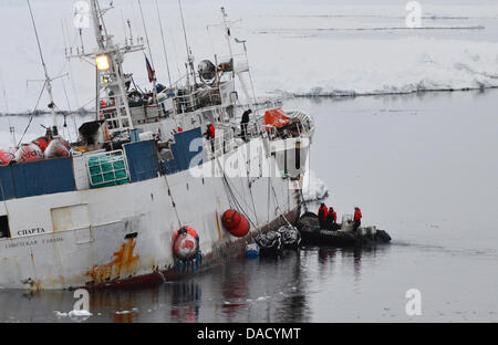 Chalutier russe 'Sparta' est bloqué dans l'océan Antarctique après un accident, le 25 décembre 2011. Le navire de recherche polaire sud-coréens et de brise-glace 'Aaron', qui a été chargé par le propriétaire de la "parta', essaie maintenant de pomper le carburant du navire à l'arrêt de soudure le poireau. Photo : ARNE SCHWENK Banque D'Images