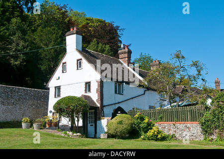 Un cottage anglais traditionnel au doyen sur les South Downs près de Eastbourne sur la côte sud de l'UK Banque D'Images