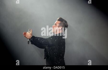 Gelsenkirchen, Allemagne. 10 juillet, 2013. Chanteur Robbie Williams effectue avec son groupe à Gelsenkirchen, Allemagne, 10 juillet 2013. Photo : ATTENTION : Pour un usage éditorial uniquement. FRISO GENTSCH/dpa/Alamy Live News Banque D'Images