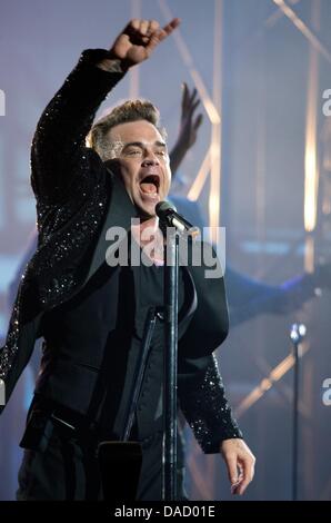 Gelsenkirchen, Allemagne. 10 juillet, 2013. Chanteur Robbie Williams effectue avec son groupe à Gelsenkirchen, Allemagne, 10 juillet 2013. ATTENTION : Pour un usage éditorial uniquement. Photo : FRISO GENTSCH/dpa/Alamy Live News Banque D'Images