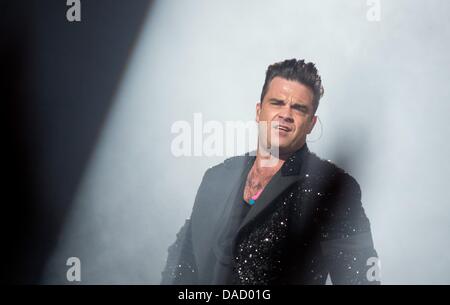 Gelsenkirchen, Allemagne. 10 juillet, 2013. Chanteur Robbie Williams effectue avec son groupe à Gelsenkirchen, Allemagne, 10 juillet 2013. ATTENTION : Pour un usage éditorial uniquement. Photo : FRISO GENTSCH/dpa/Alamy Live News Banque D'Images