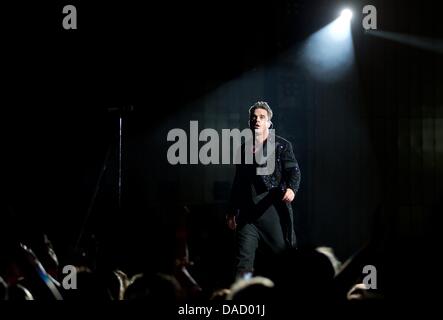 Gelsenkirchen, Allemagne. 10 juillet, 2013. Chanteur Robbie Williams effectue avec son groupe à Gelsenkirchen, Allemagne, 10 juillet 2013. ATTENTION : Pour un usage éditorial uniquement. Photo : FRISO GENTSCH/dpa/Alamy Live News Banque D'Images