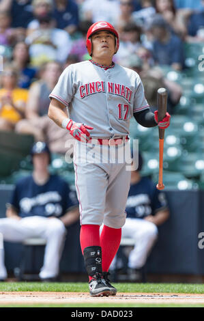 Milwaukee, Wisconsin, États-Unis. 10 juillet, 2013. 10 juillet 2013 : Cincinnati Reds champ centre Shin-Soo Choo # 17 jusqu'à chauve-souris pendant le match de la Ligue Majeure de Baseball entre les Milwaukee Brewers et les Reds de Cincinnati au Miller Park de Milwaukee, WI. Les rouges défait les Brewers 6-2. John Fisher/CSM. Credit : csm/Alamy Live News Banque D'Images