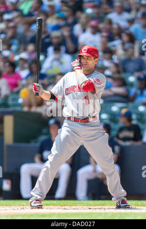 Milwaukee, Wisconsin, États-Unis. 10 juillet, 2013. 10 juillet 2013 : Le joueur de premier but des Reds de Cincinnati Joey Votto # 19 jusqu'à chauve-souris pendant le match de la Ligue Majeure de Baseball entre les Milwaukee Brewers et les Reds de Cincinnati au Miller Park de Milwaukee, WI. Les rouges défait les Brewers 6-2. John Fisher/CSM. Credit : csm/Alamy Live News Banque D'Images