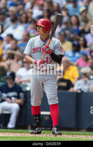 Milwaukee, Wisconsin, États-Unis. 10 juillet, 2013. 10 juillet 2013 : Cincinnati Reds champ centre Shin-Soo Choo # 17 jusqu'à chauve-souris pendant le match de la Ligue Majeure de Baseball entre les Milwaukee Brewers et les Reds de Cincinnati au Miller Park de Milwaukee, WI. Les rouges défait les Brewers 6-2. John Fisher/CSM. Credit : csm/Alamy Live News Banque D'Images